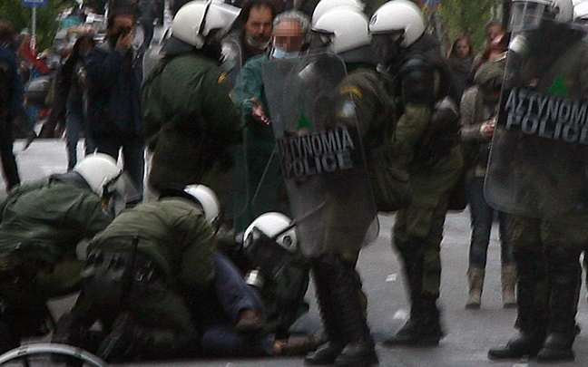Σύλληψη διαδηλωτή που είχε στην κατοχή του τόξο, 2 βέλη, καδρόνι και τσεκούρι!