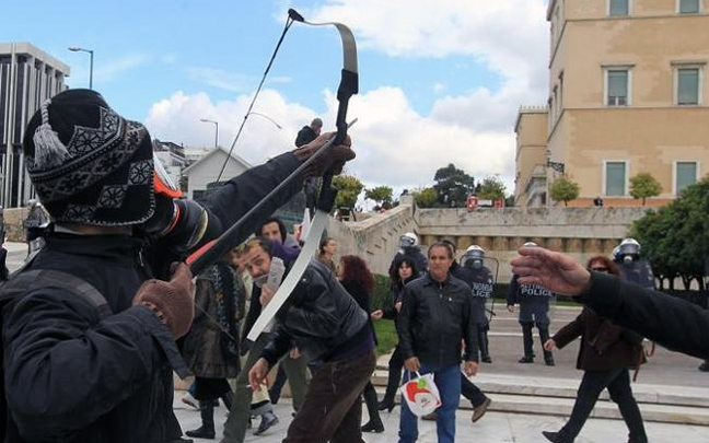 Στην πορεία με τόξο, βέλη, τσεκούρι, καδρόνι&#8230;