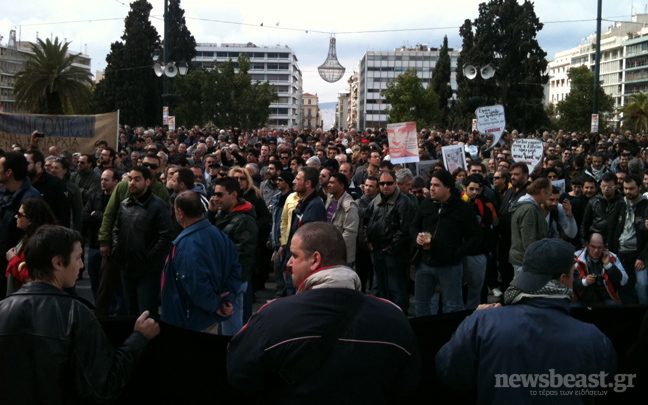 Παραμένουν στη Βουλή οι διαδηλωτές