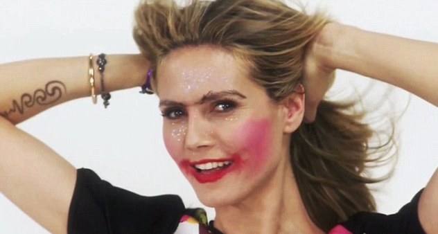 Τα παιδία παίζει… πάνω στην Heidi Klum