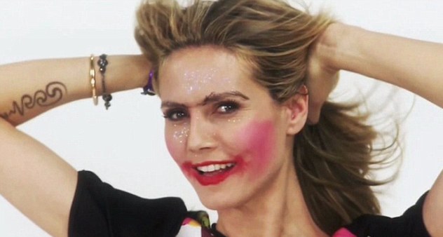 Τα παιδία παίζει&#8230; πάνω στην Heidi Klum