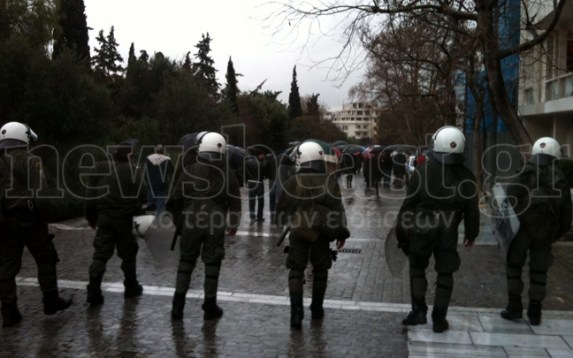 Μαζεύτηκε κόσμος έξω από το σπίτι του Τσοχατζόπουλου!