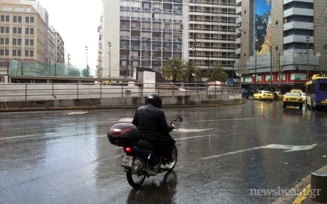 Ρίχνει καρέκλες στην Αθήνα