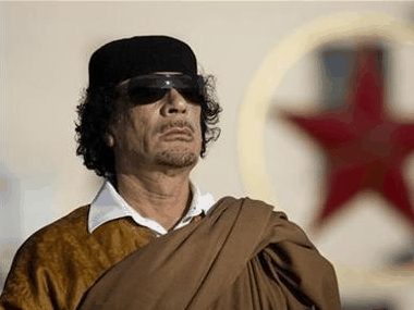 Ο Καντάφι συνεχίζει τις επιθέσεις σε αμάχους
