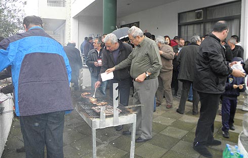 Το τσίκνισαν παρά τη βροχή!