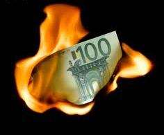 Έκαιγε χαρτονομίσματα των 100 ευρώ και πήρε φωτιά