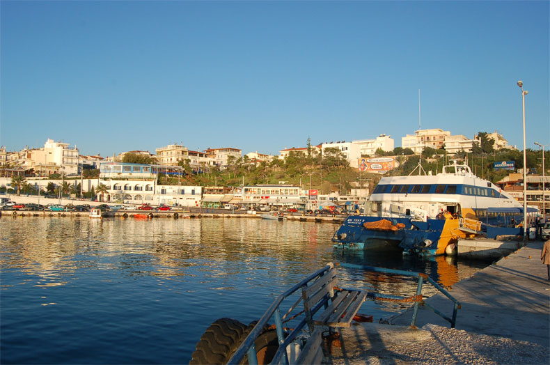 Μεθυσμένος οδηγός έπεσε με το αυτοκίνητο στο λιμάνι της Ραφήνας