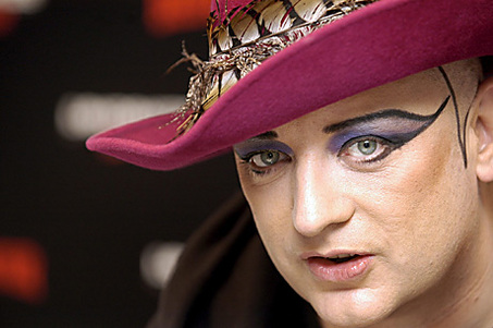 O Boy George στο πλευρό του John Galliano