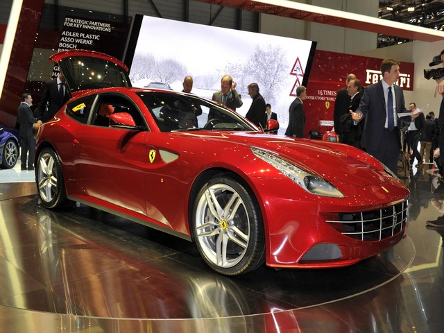 Η τετρακίνητη και τετραθέσια Ferrari FF