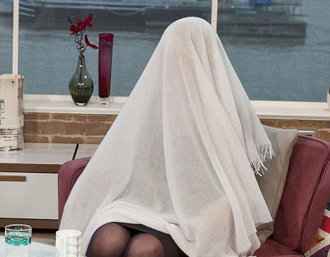 Ποια κρύβεται κάτω από την πασμίνα;