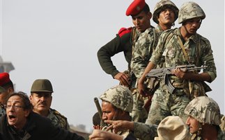 Προς τη Βεγγάζη πηγαίνει ο στρατός του Καντάφι