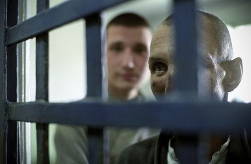 Αστυνομικοί έβαζαν κρατούμενους να βιάζουν άλλους έγκλειστους