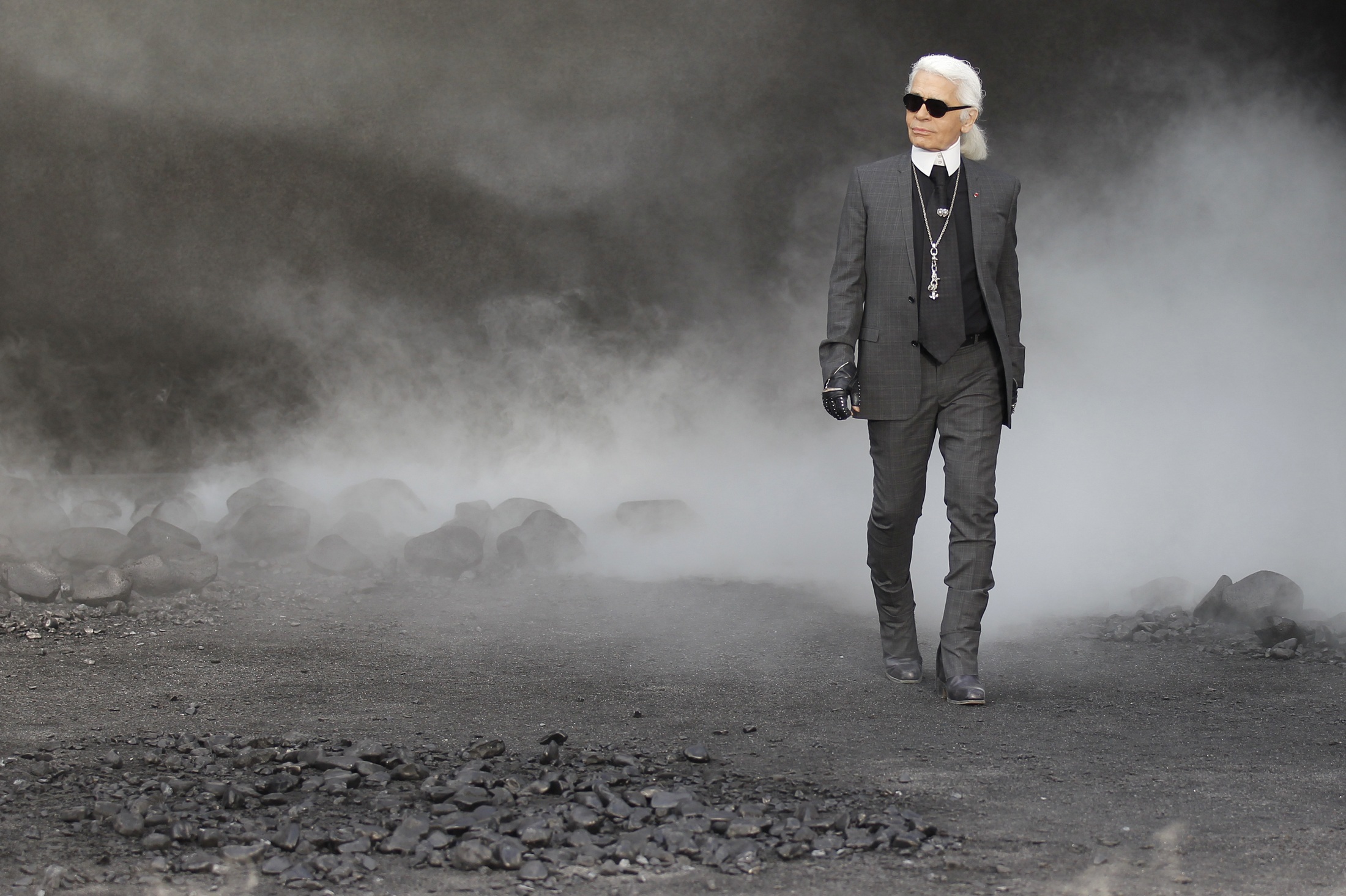 Εντυπωσιακό σόου από τον Karl Lagerfeld