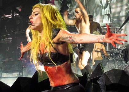 To «Poker Face» της Lady Gaga πουλάει τρελά
