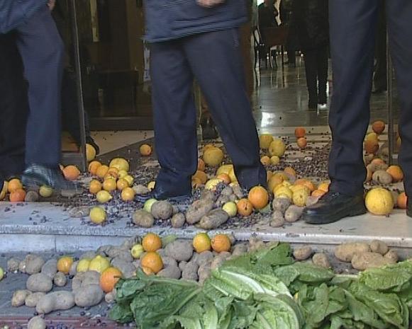 Πέταξαν λαχανικά στο Σκανδαλίδη