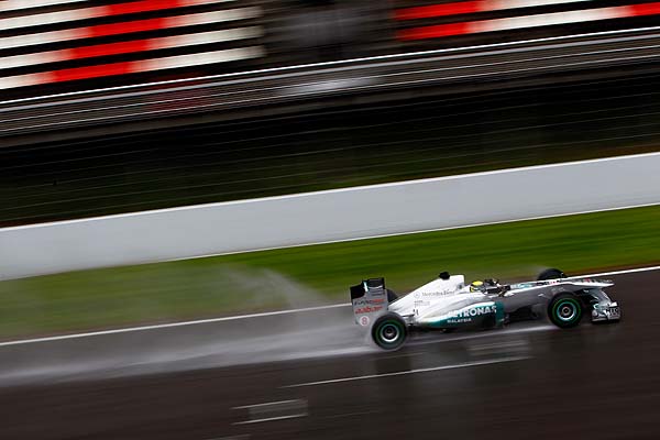 Ο Rosberg ταχύτερος στη βροχή