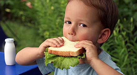 Πώς θα μάθετε στα παιδιά να τρώνε σωστά
