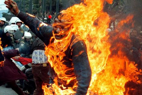 Δύο άνδρες αυτοπυρπολήθηκαν στην Ιταλία