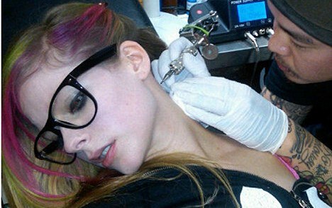 Η Avril Lavigne «χτύπησε» τατουάζ
