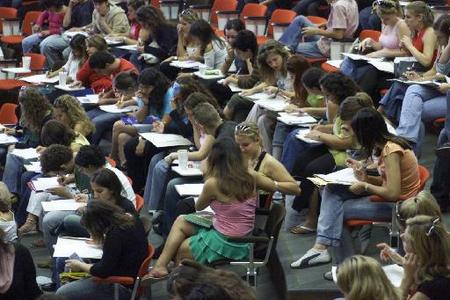 Ποια είναι τα ΑΕΙ με το μεγαλύτερο αριθμό «αιώνιων φοιτητών»