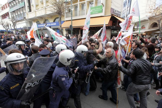 Υπουργοί ακούνε παρελάσεις και… κάνουν μεταβολή