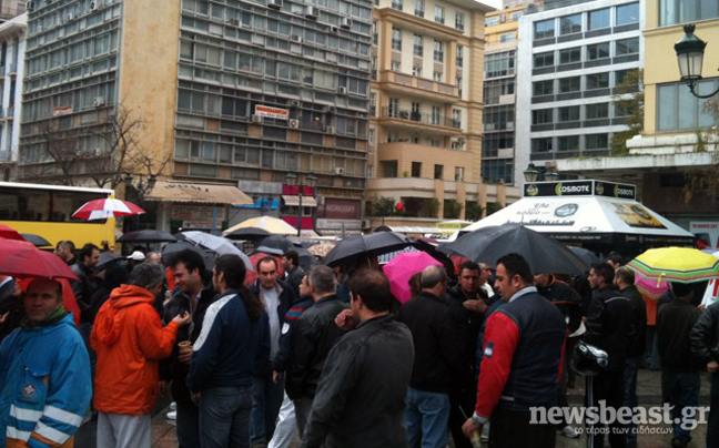 Συγκέντρωση συμβασιούχων στην πλατεία Κοτζιά