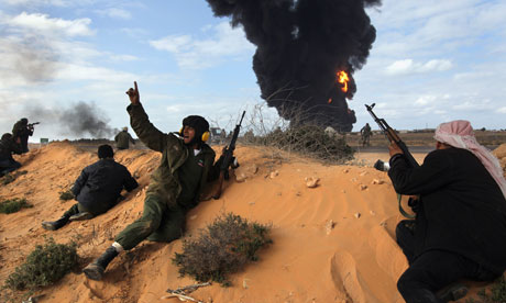 Ο Καντάφι σφυροκοπεί τη Ναλούτ