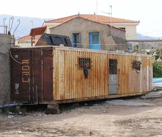 Έντεκα χρόνια μετά τα κοντέινερς παραμένουν