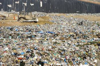 Μάχη για τα… σκουπίδια στην Πελοπόννησο