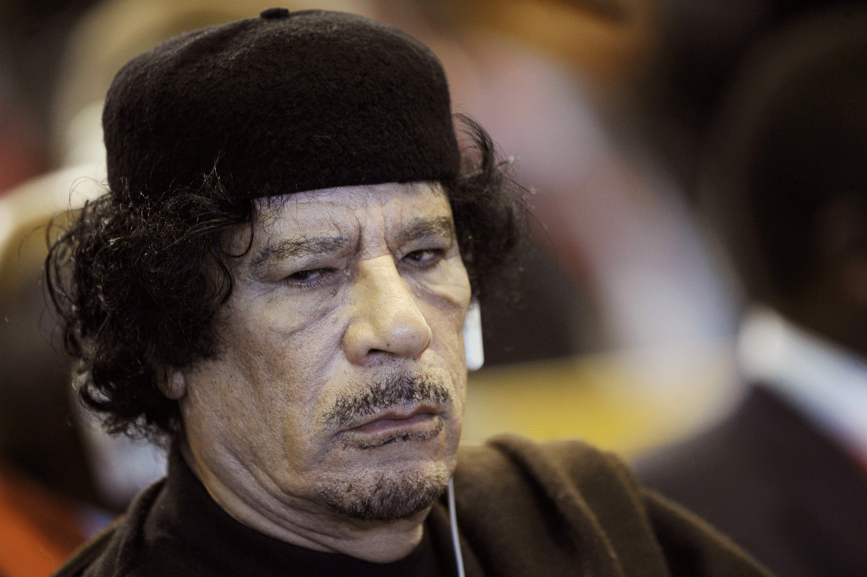 Ο Καντάφι εξοπλίζει εγκληματίες