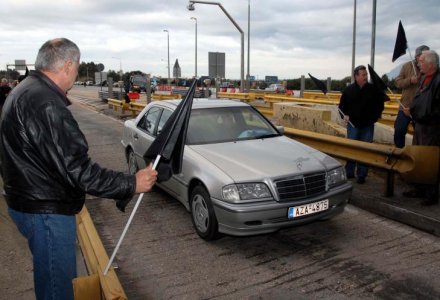 Σε εξέλιξη ο αποκλεισμός των διοδίων Ρίου