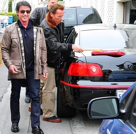 Ο Arnold Schwarzenegger στην υπηρεσία του… Stallone!