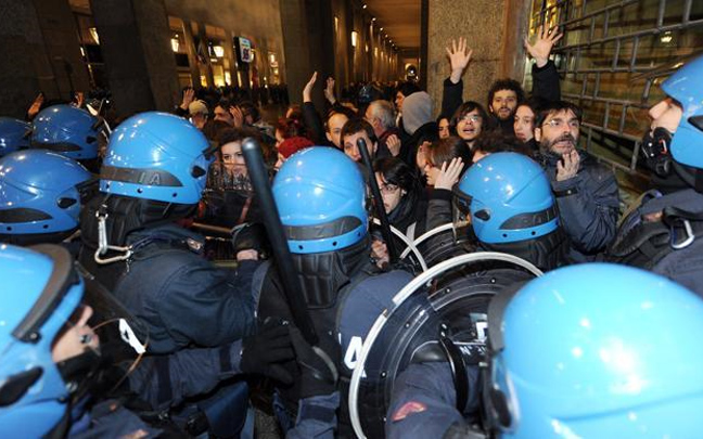 «Μαφιόζε πρωθυπουργέ παραιτήσου!»