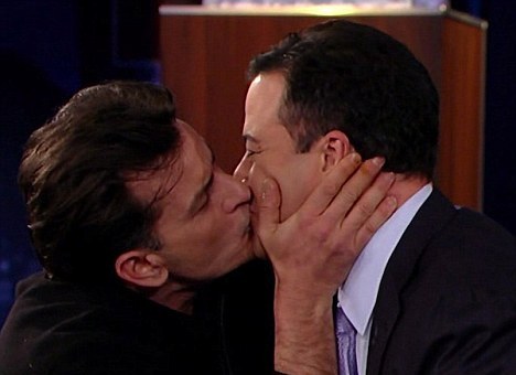 O Charlie Sheen φίλησε παρουσιαστή στο στόμα!
