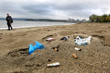 Μικροί μαθητές της Κορίνθου καθαρίζουν την παραλία της πόλης τους