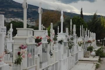 Ρημάζουν τους τάφους στα νεκροταφεία