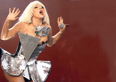Τρελές πωλήσεις για το βραχιόλι της Lady Gaga