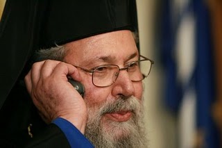 Δίπλα στους συγγενείς των θυμάτων ο Αρχιεπίσκοπος Χρυσόστομος