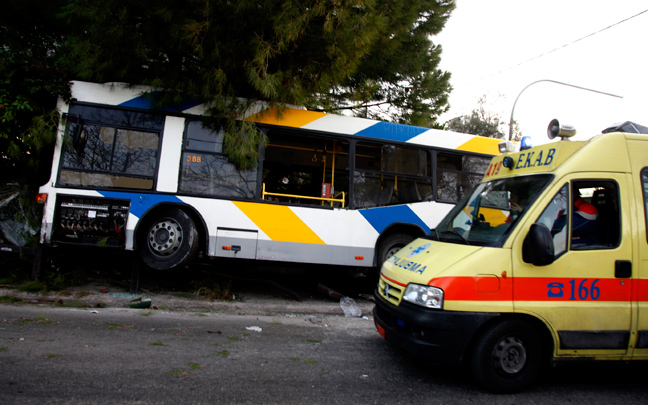 Λεωφορείο έπεσε σε σταθμευμένα ΙΧ στο Παγκράτι