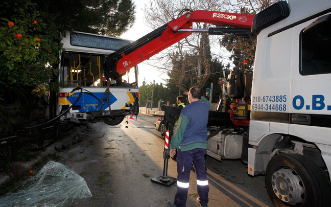 Επιχείρηση απεγκλωβισμού σε λεωφορείο της ΕΘΕΛ