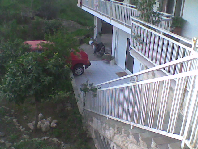 Αυτοκίνητο προσγειώθηκε σε αυλή σπιτιού