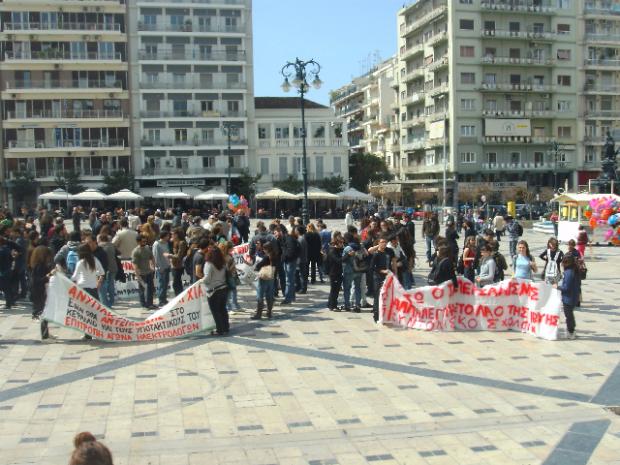 Γέμισε εκπαιδευτικούς και μαθητές η πλατεία της Πάτρας