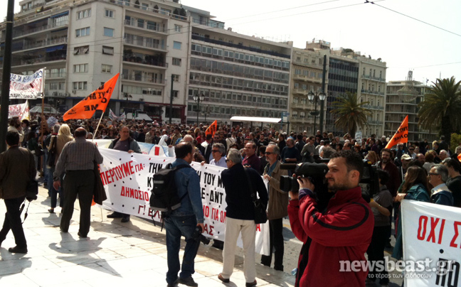 Μπροστά στη Βουλή οι απεργοί