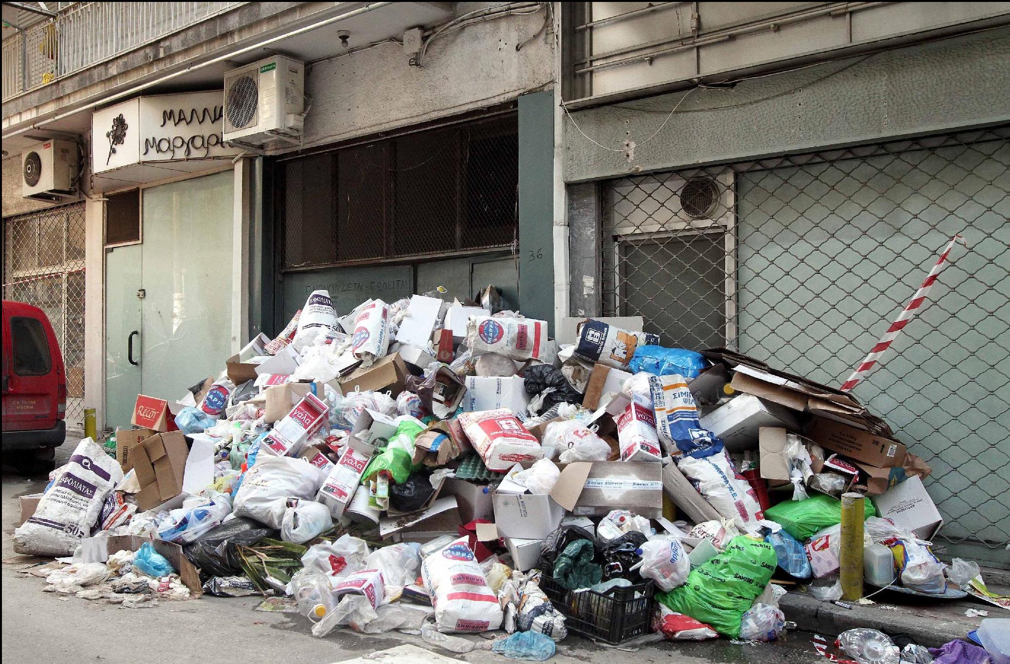 Λόφοι τα σκουπίδια στη Θεσσαλονίκη