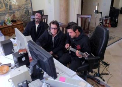 O Charlie Sheen σε στούντιο ηχογράφησης!