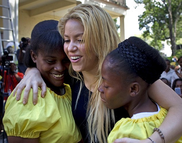 Δίπλα στα παιδιά της Αϊτής η Shakira