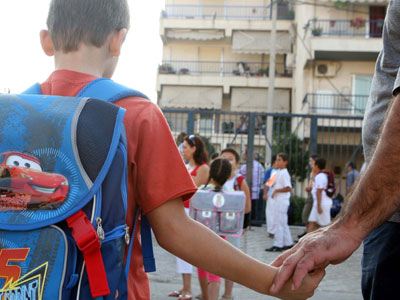 Αφήνουν τα παιδιά τους στα χωριά SOS