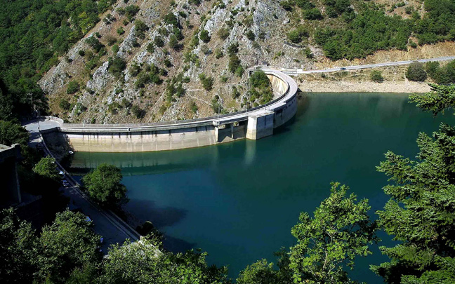 Υπερχείλισε η λίμνη Πλαστήρα