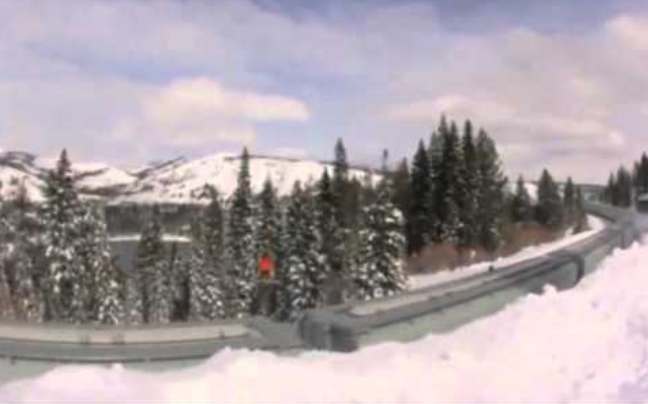 Snowboard πάνω από κινούμενο τρένο