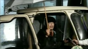 «Ο αδελφός ηγέτης ανάμεσα στους οπαδούς του»